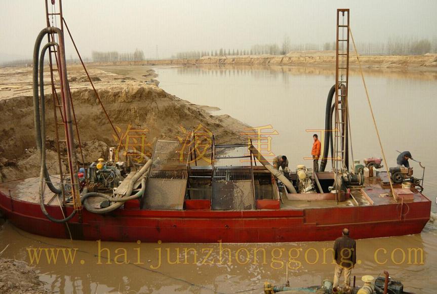 抽沙船工作现场